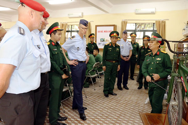 Đoàn cán bộ Trường Hậu cần Quân đội CHLB Đức thăm và làm việc tại Học viện Hậu cần
